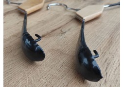 Вішалка з шир. плечем в силіконі і дер. вставкою (колір натур.) 35х3.5см. коробка 100шт